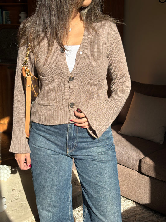 CROPPED SCULPTED CARDIGAN IN MOCHA MOUSSE