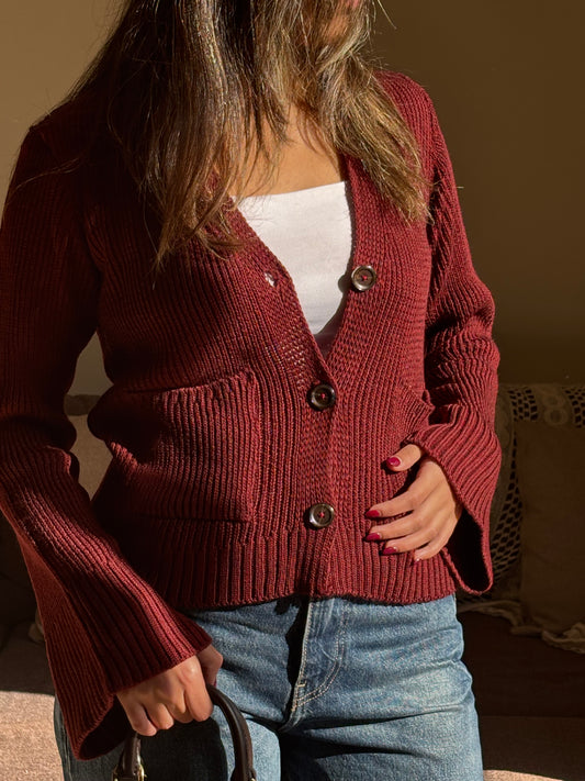 CROPPED SCULPTED CARDIGAN IN DEEP BORDEAUX