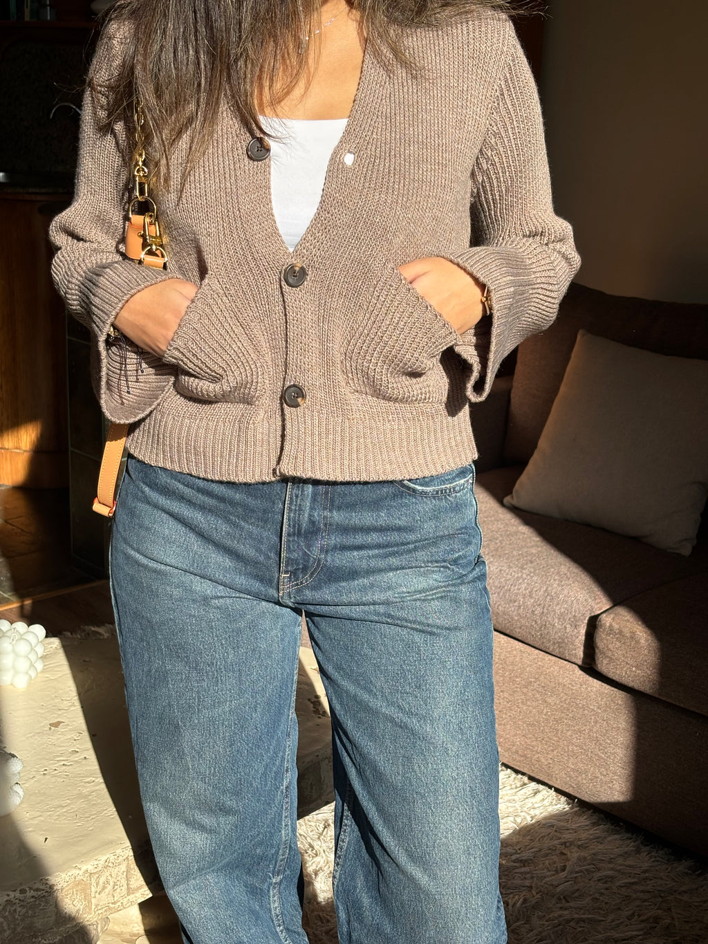 CROPPED SCULPTED CARDIGAN IN MOCHA MOUSSE