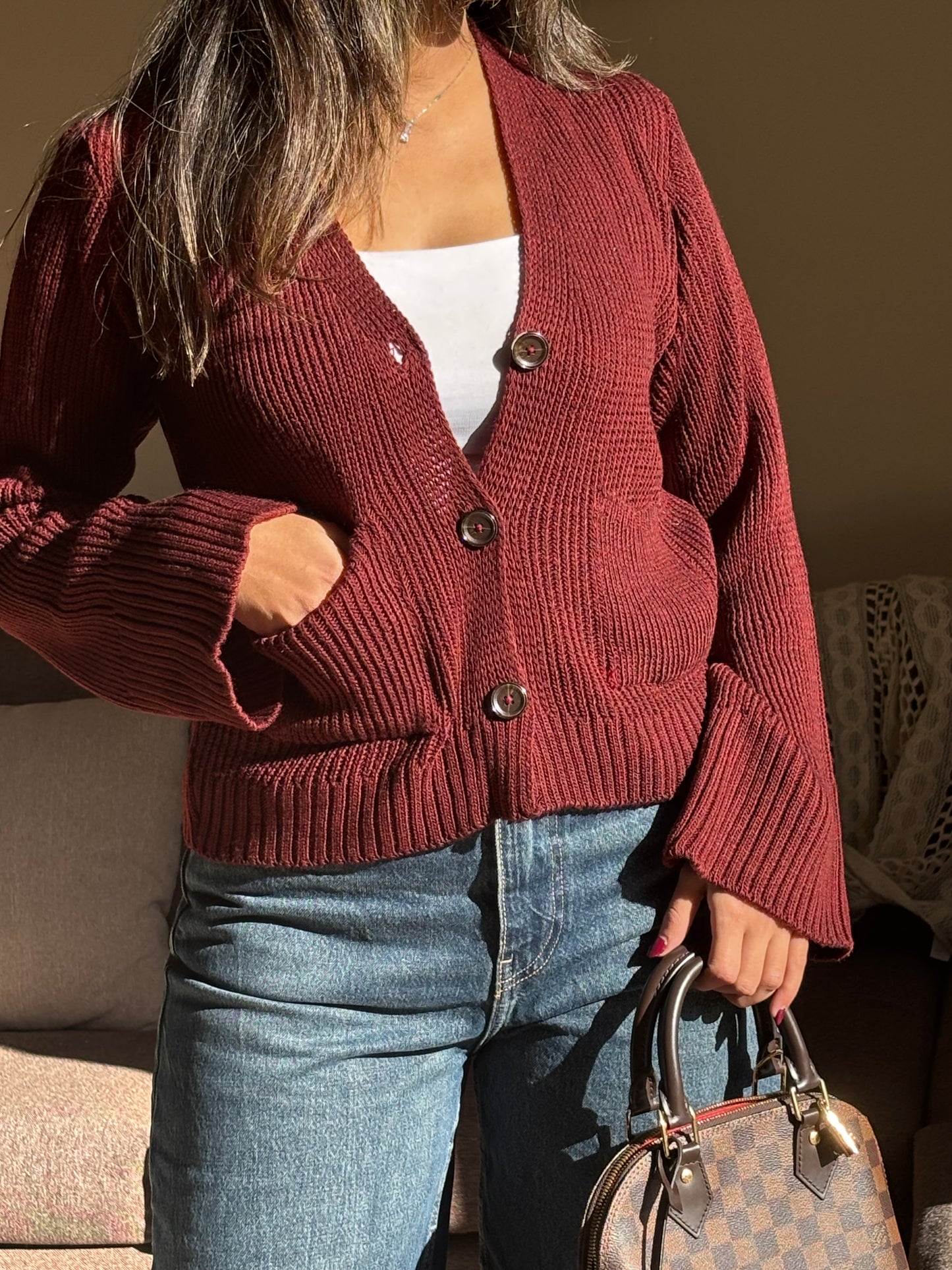 CROPPED SCULPTED CARDIGAN IN DEEP BORDEAUX