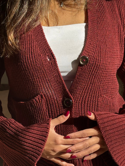 CROPPED SCULPTED CARDIGAN IN DEEP BORDEAUX